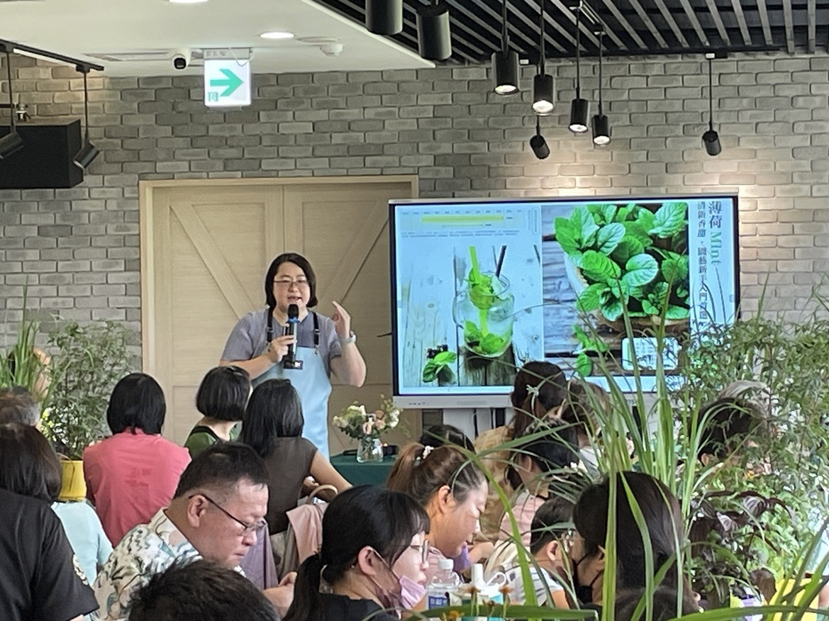 計畫主持人曾裕琇老師親自講解示範--客庄香草淨化香氛噴霧&潤澤護唇膏DIY
